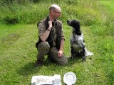 IMG 1930  ???? hvad er der lige sket Happy = Max = 30p ..sammen med en anden hund (den var der dog ikke til afslutning.. så der kunne ikke dyste i match afgørelse om 1ste plads) -> Happy blev prøvevinder = snapseglas + ølkrus   diplom   vandre pokal .. hørjjj sikken optur fra de andre prøver vi var på