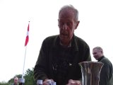 DSC01601  og Knud deler ud