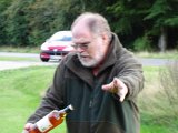 DSC01603  og så hiver Erik en 'kanin' ud af ærmet .. Knud skal også ha noget