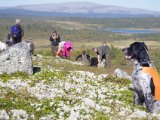IMGP2017  Pauser lidt før vi skal ned i myrområderne som igår .. bare mere lidt mere 'ned fors bakke'