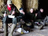 DSC02404  så kan der slappes .. før Happ slippes sidste gang = TOTAL KATASTROFE .. hamrer langt ud og op/ned langs kanal og væk..kan ikke finde ham .. går tilbage til biler eftwr ca ½t..de andre siger : gå tilbage ad kanal og fløjt .. gå op på vold .. fløjt = fasan letter modsatte bred .. det knaser i siv = Hap .. har han stået der hele tiden?? .. får han ind,. men lille svøm tur over kanal .. men vil skyde ham!!