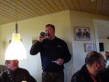 DSC04382  Hold 1 dommer skal lige låne lidt 'vand' at rømme halsen .. der var mange præmier (7stk) .. det kan jo gå ud over stemmebåndene at skulle til at snakke så meget