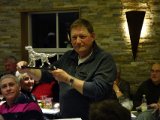 DSC04625  Jan udstiller ny pokal til bedste hanhund i..(kan ikke huske resten, men det kommer nok på skrift)