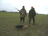 P1010716  Jens Ulrik og jeg .. to skud på samtid og Ræven var leveret. Nalle på vej at slæbe den hjem .. godt arbejde