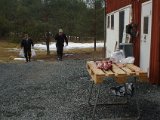 IMGP2738  Ved røgeren. Bæverpelsen er fritlagt og køller taget til røgning