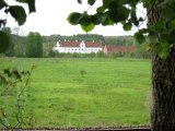 IMG 0198  Nå kl over 9.  Har siddet ved engen ca 5t. Checker lige udsigt over engen mod Bidstrup gods. Flot men der ligesom mangler noget. Skrænten ovenfor jernbane spor = kraftig veksel, bare ingen steder at stille sig.