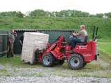 IMG 0227  Wille læsser lerduer... så kasthusne fyldt op til det næste stykke tid