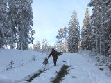 IMG 1013  vi har gåt til Ö sidan o hent hunden ..vil tilbaks samma väg vi kom från .. MEN snöen er lagt på gammal kompaktsnö = vi kommer int upp -> forsökar med ris.. inget hjälp