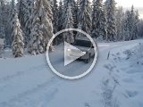 MVI 1012  Snö igen i Liliendal. Ing Hare men Tjäder ..Alf kommer int upp för bakke med Björns bil