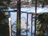 IMG 1251  OK prøver nu hytten (lige ude for riffelløbet) N for bro/gl skovvej.. end 10m nedstrøms derfra er 'spiseplads'   med 'spisepinde'