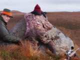 IMGP1189  Lars skal prøve at komme op og hvile på stenen (han har glemt han bipod)