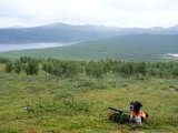 DSC03659  men vi ikke syns, fært at noget .. nu tæt på toppen af fjeldet (søen øverste og ind bag bakkenkam er hvor vi kom fra i morges..en del gåning for bare at komme ind på område)