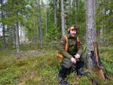 DSC05548  Ja lidt senere kommer der pusten og stønnen TH fra.. jeg tror det er hund, læner mig dog tilbage og kigger bag ved træet = det er elg!