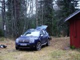 DSC05778  lille pause ved bilen .. hunden er sluppet igen .. mens jeg har en ½rugbrød i munden kommer Toy (hunden) med endnu en hare. Jeg kan ikke nå at gøre bøsse klar .. Björne 'spærrer vejen' for den ved at vifte med armene
