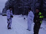 DSC05907  jeg sad på rygsæk stolen v indkørselen.. og skød/traf på anden/nedforsbakke side af bilen .. og fuglen landede ca hvor den ligger nu = masser af fart og inerti