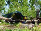 DSC05274  lejrplads i solskin ved ildsted