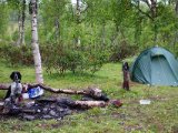 DSC05351  hund venter ved maden.. han er sulten .. udover foder vil han også gerne have noget af mit müsli og travellunch ..aftenkulden i teltet kræver nok mere energi end jeg regnede med